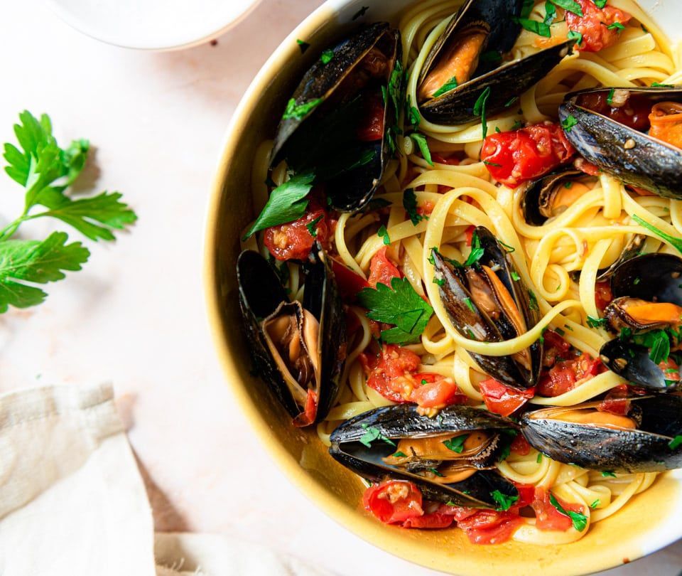 Pasta with mussels (only 4 (!) ingredients)