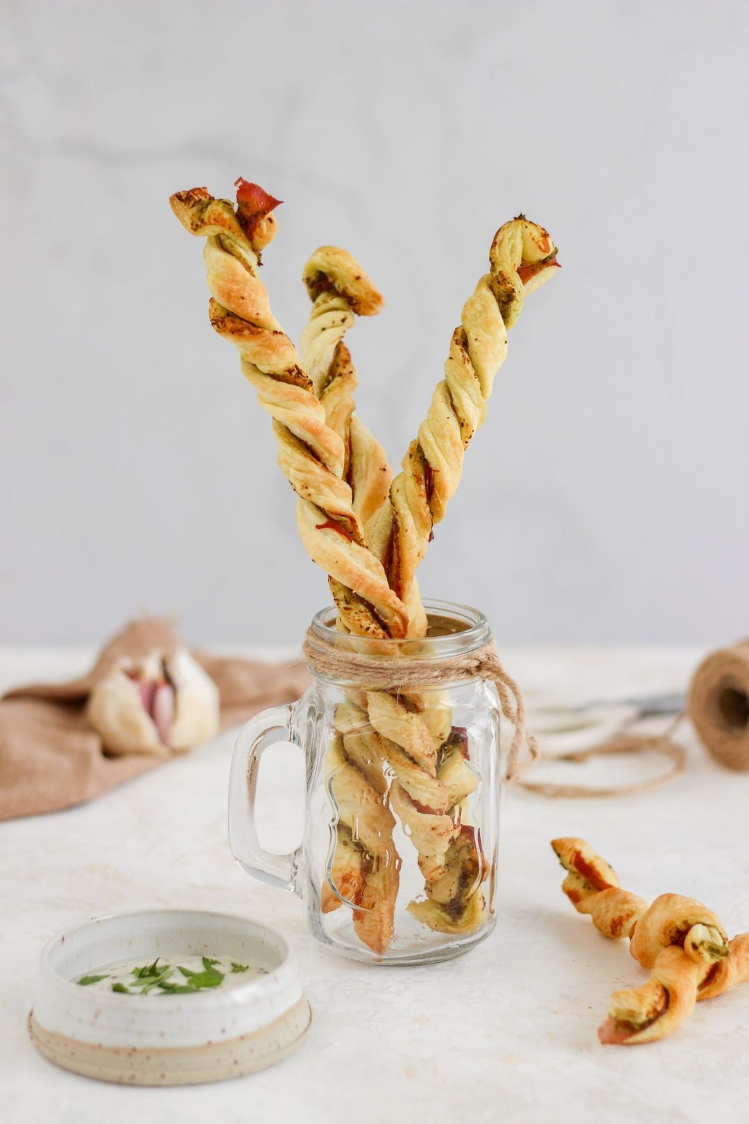 Puff pastry sticks with prosciutto & pesto