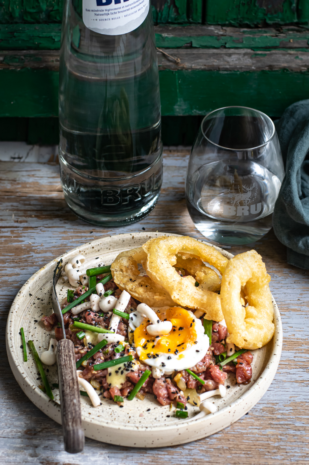 Steak tartare with onion rings