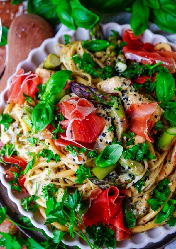 Pasta pesto with chicken and asparagus