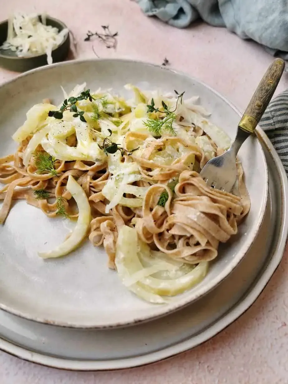 Vegetarian pasta with fennel and lemon