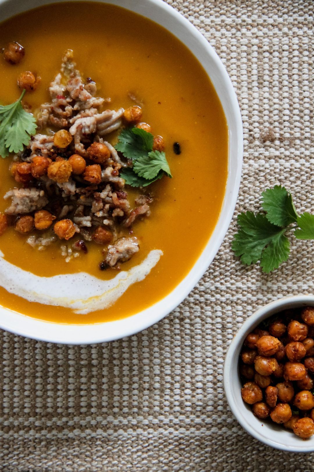 Roasted pumpkin soup with curry & minced meat