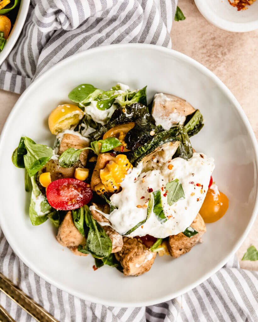 Salad with grilled chicken, zucchini and burrata