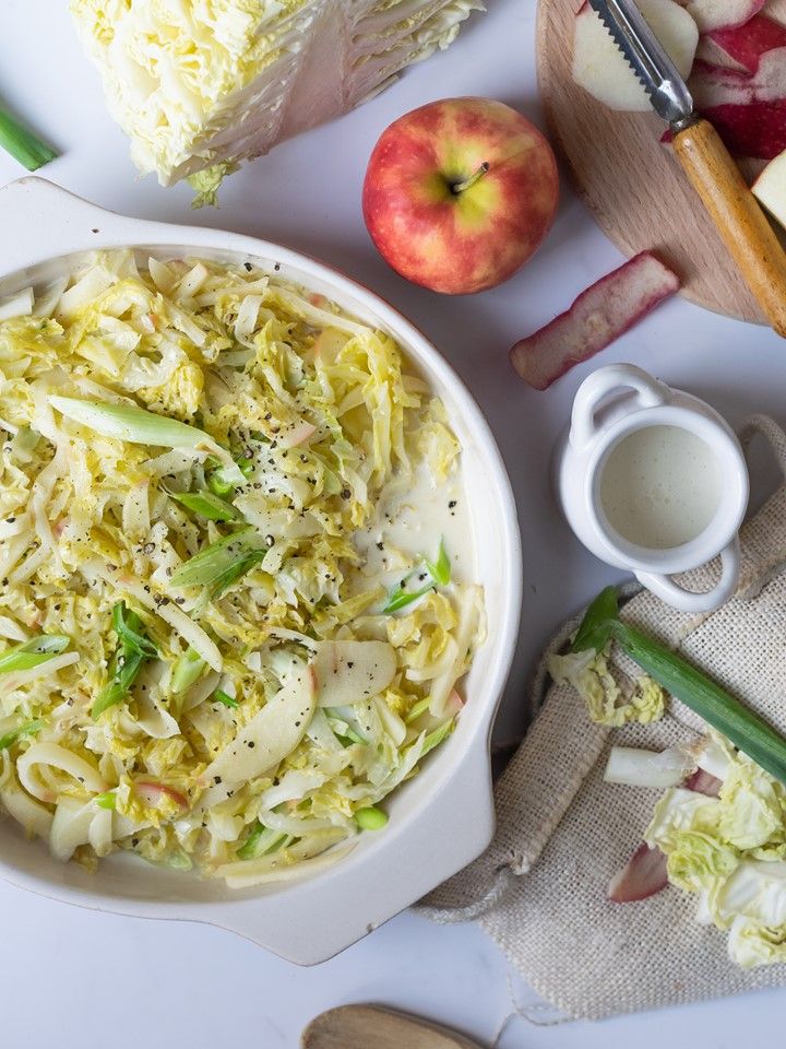 Savoy dish, apple and spring onion with white wine