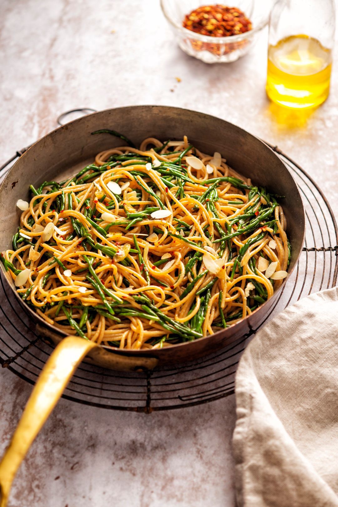 Pasta with garlic and oil met zeekraal