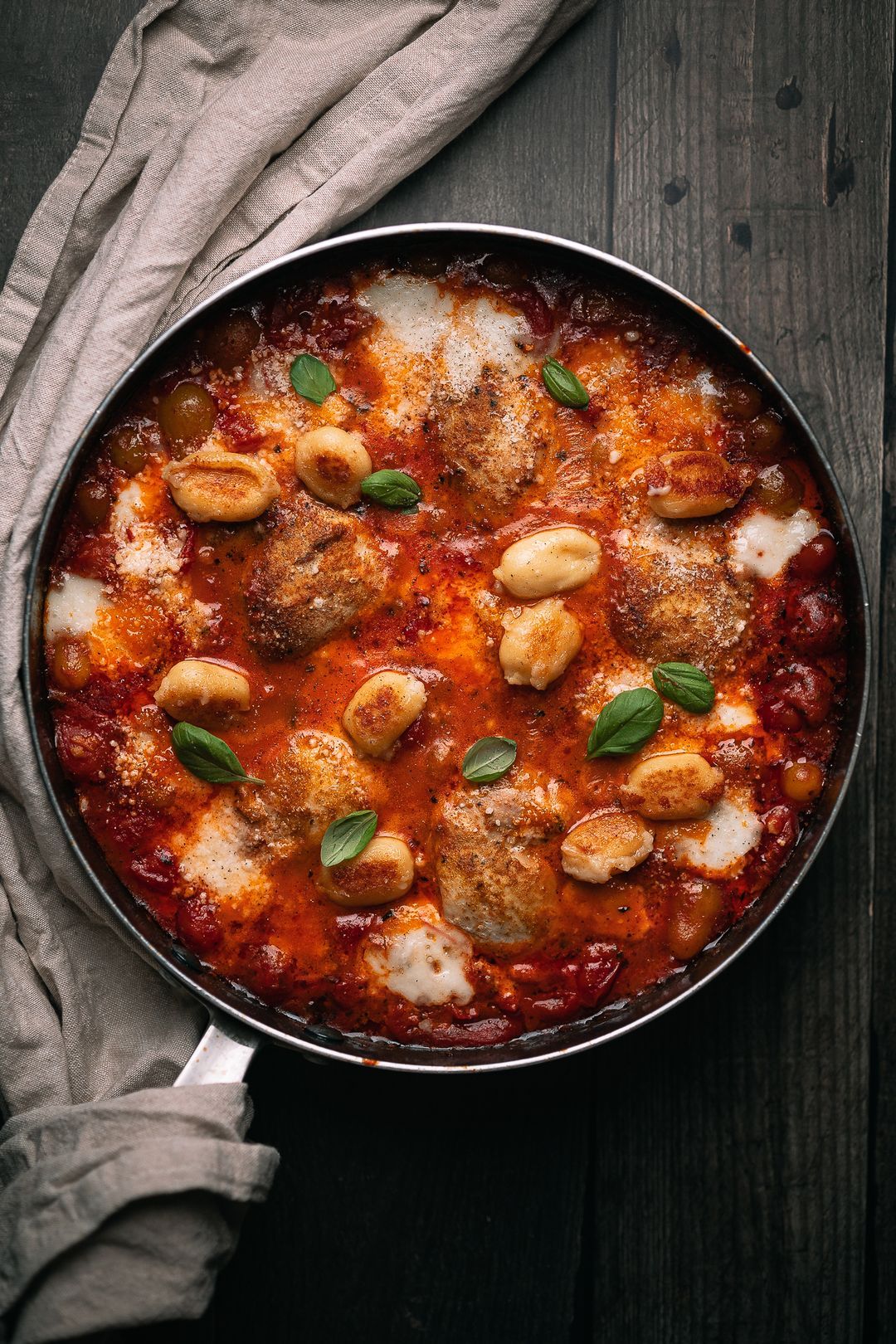 Tender chicken thighs with tomato & mozzarella