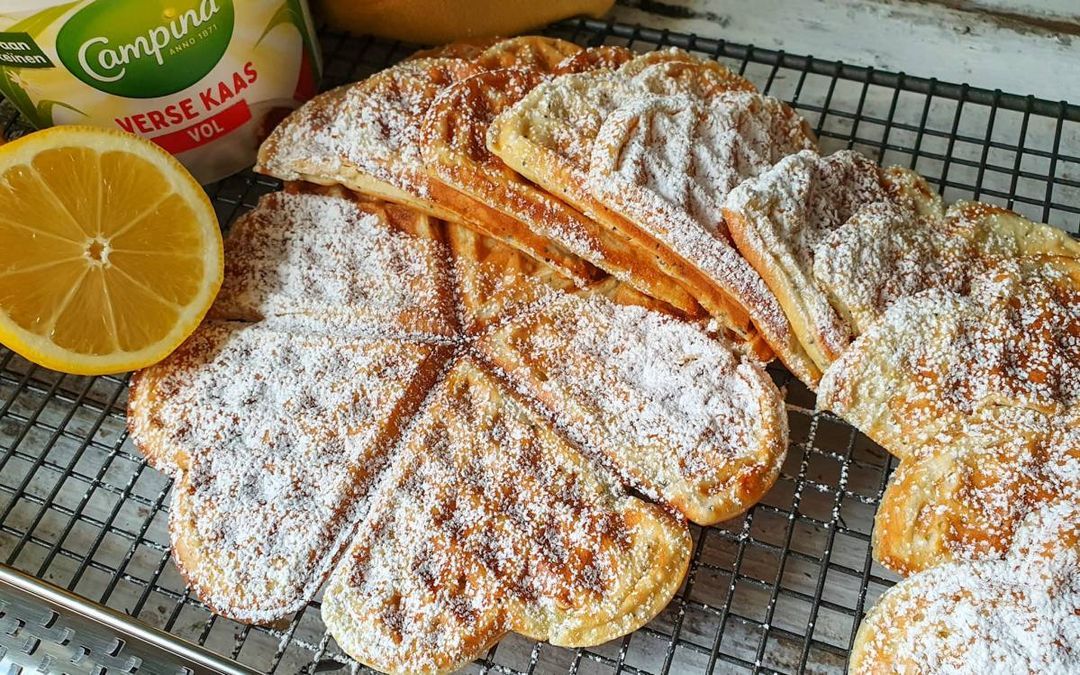 Fresh lemon wafers with fresh cheese