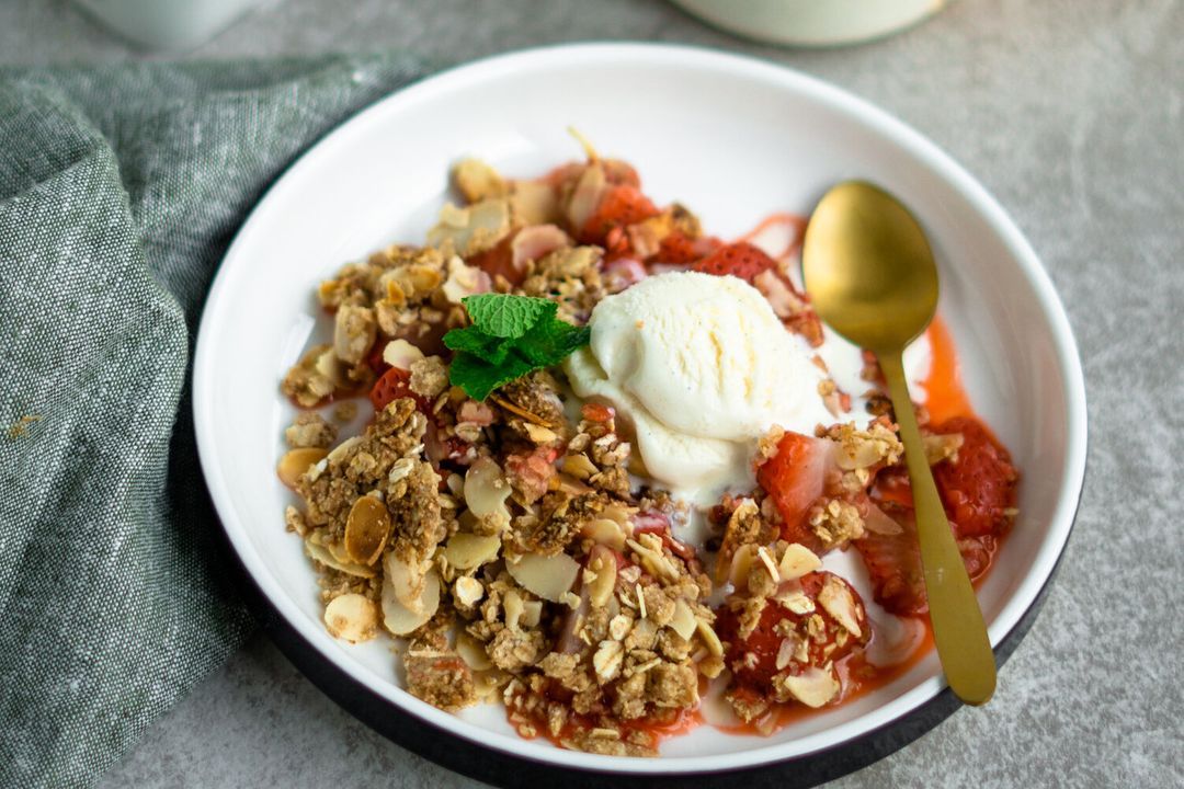 Strawberry crumble with vanilla ice cream