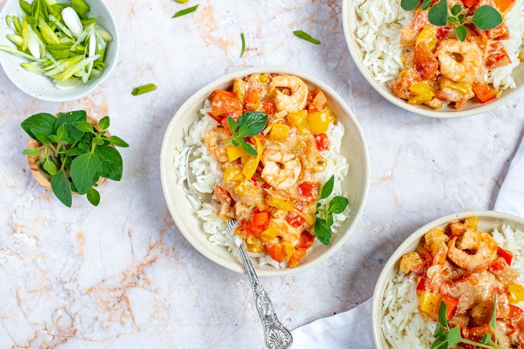 Rice with scampi and creamy paprika sauce