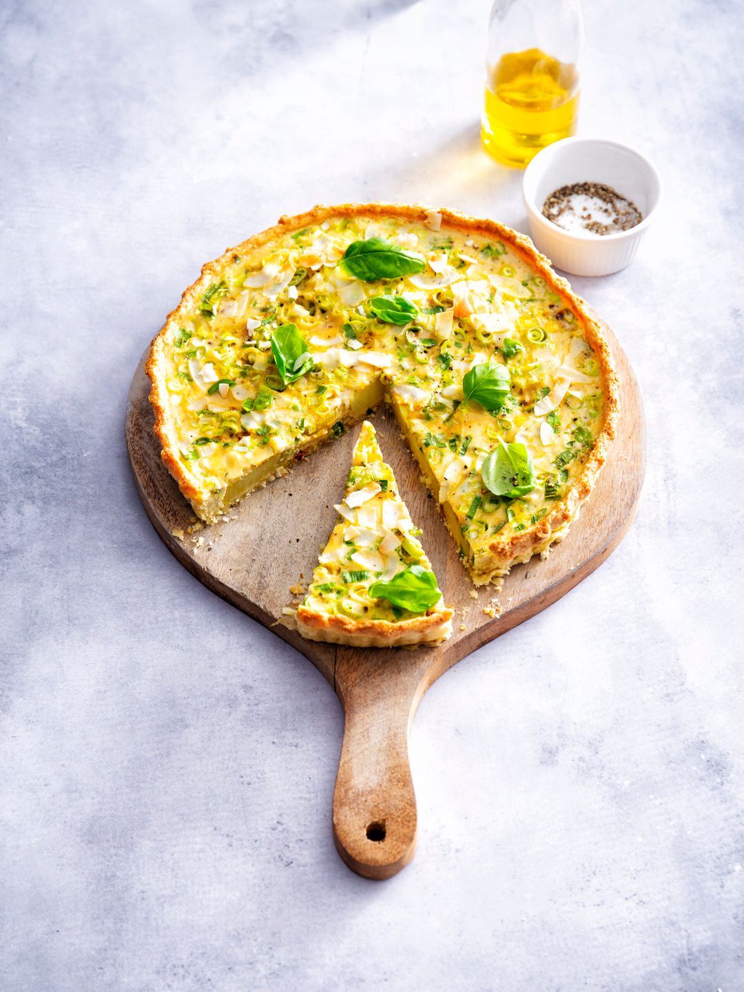 Quiche of coconut dough with spicy coconut-potato filling