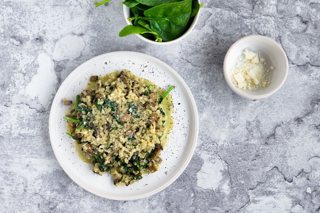 Cauliflower risotto with spinach and mushrooms