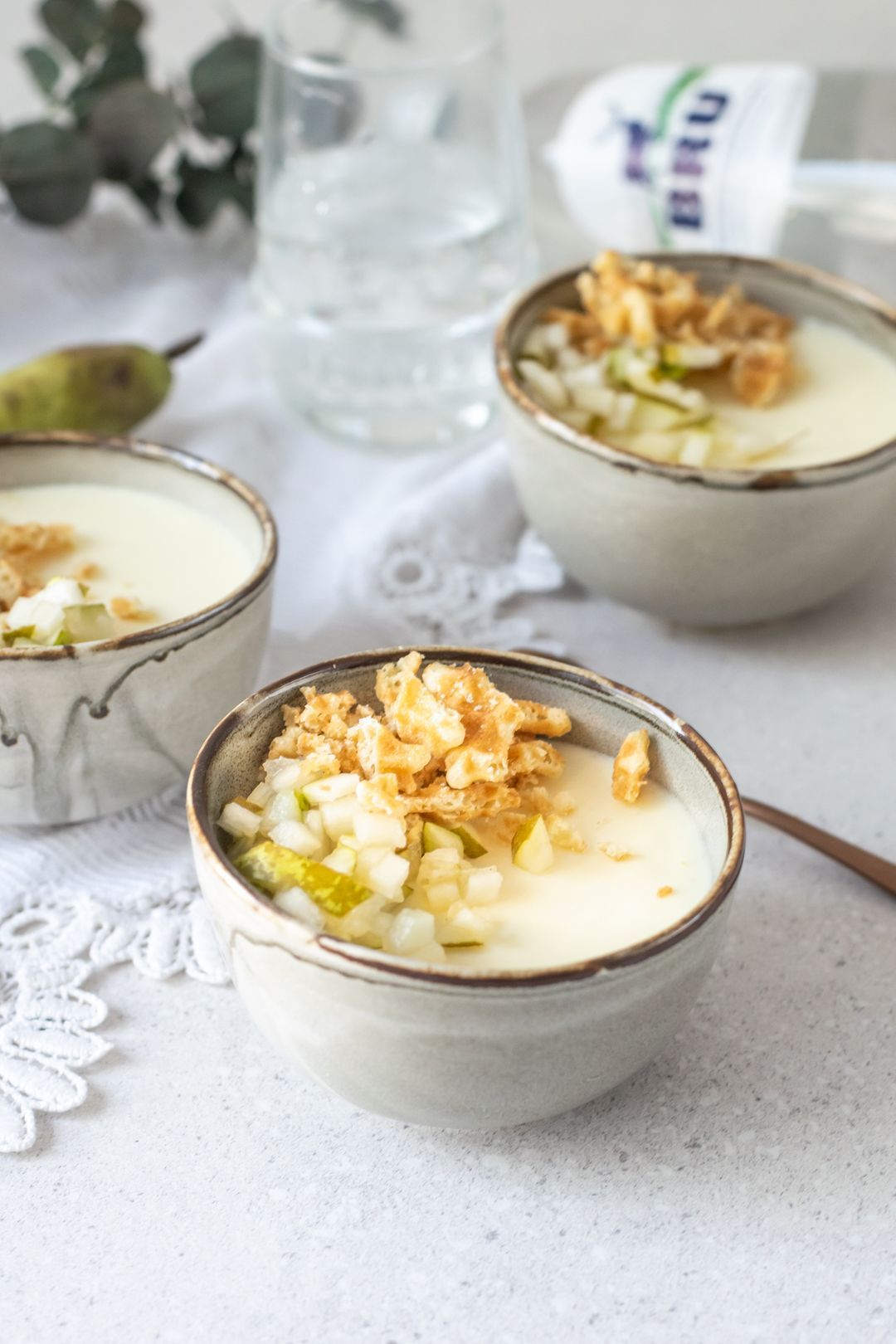 Chocolate mousse of white chocolate with pear and cookies