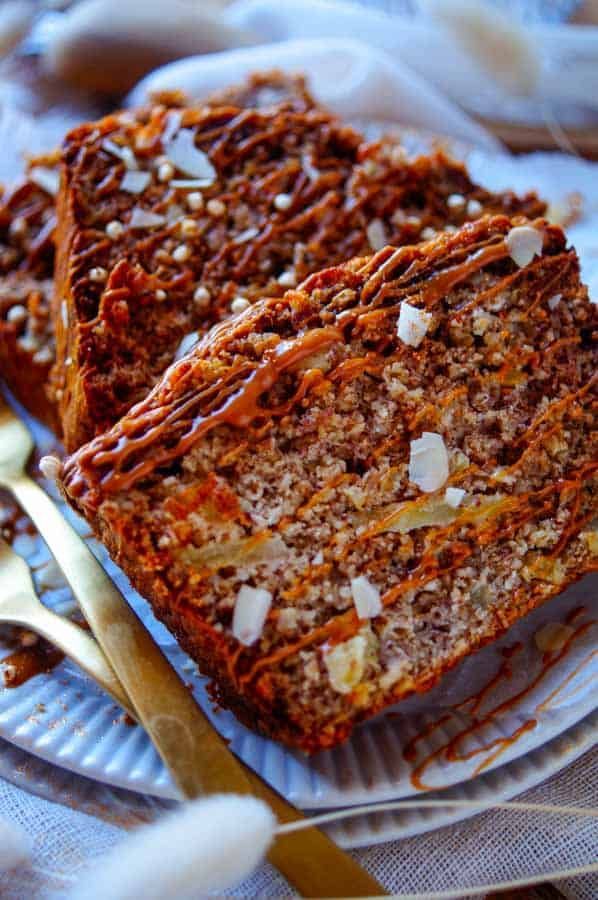 Breakfast cake with apple and gingerbread