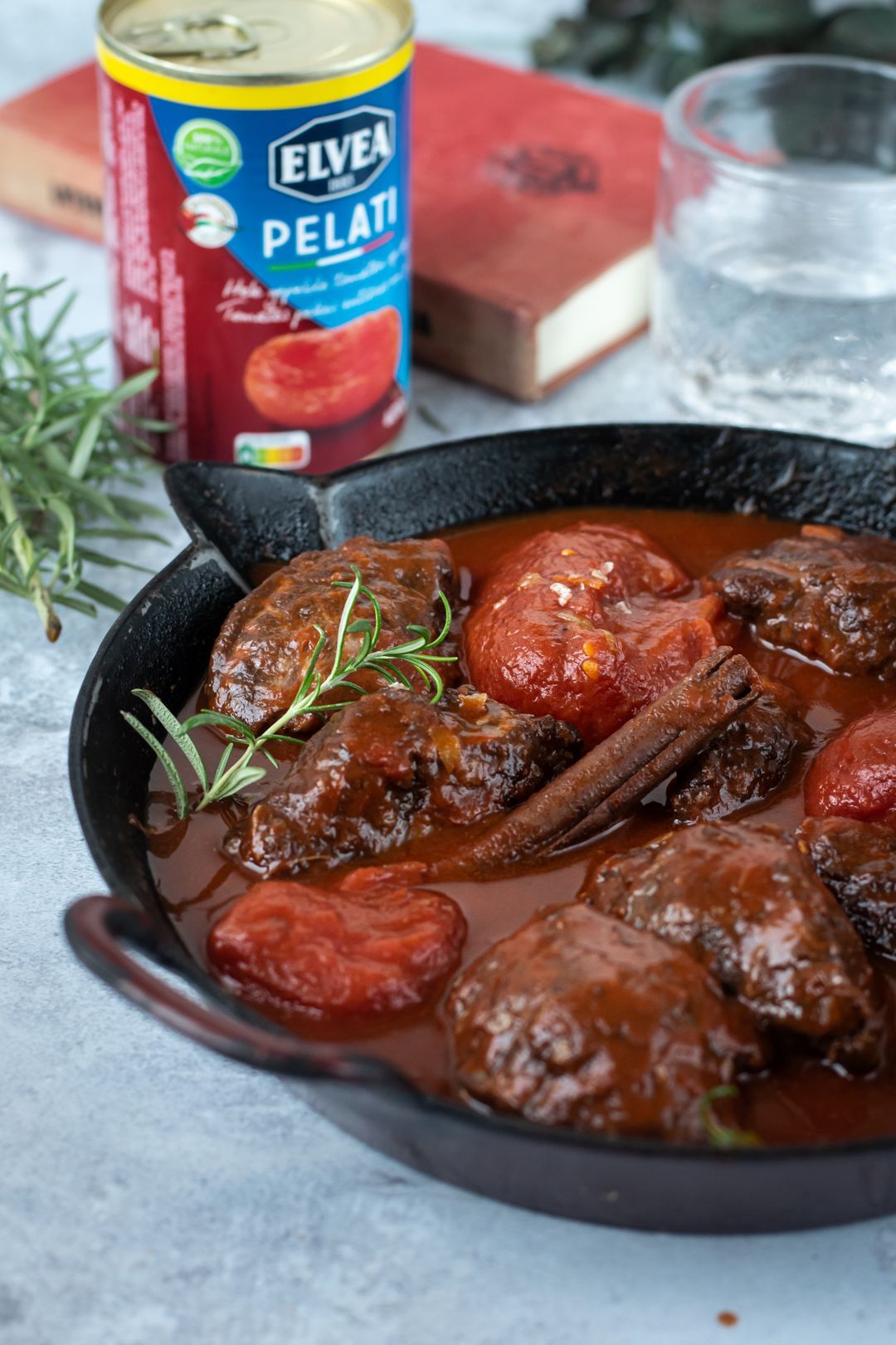 Pork cheeks with mulled wine and tomato