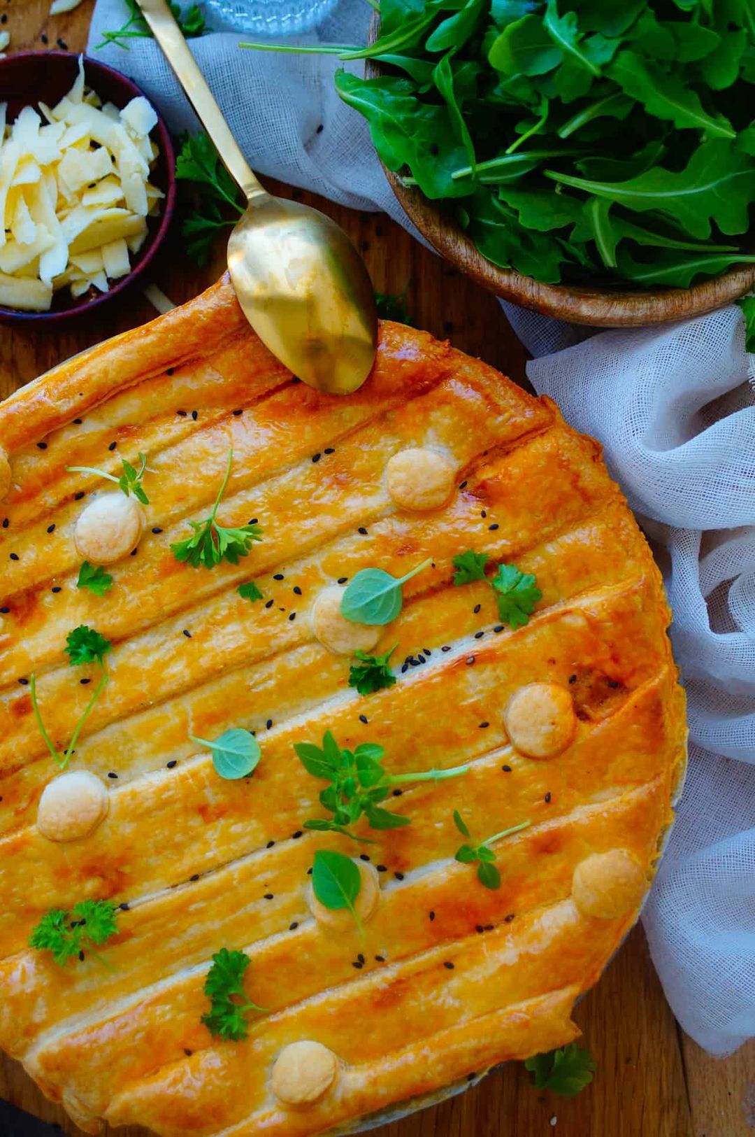 Puff pastry pie with mushrooms & red pesto