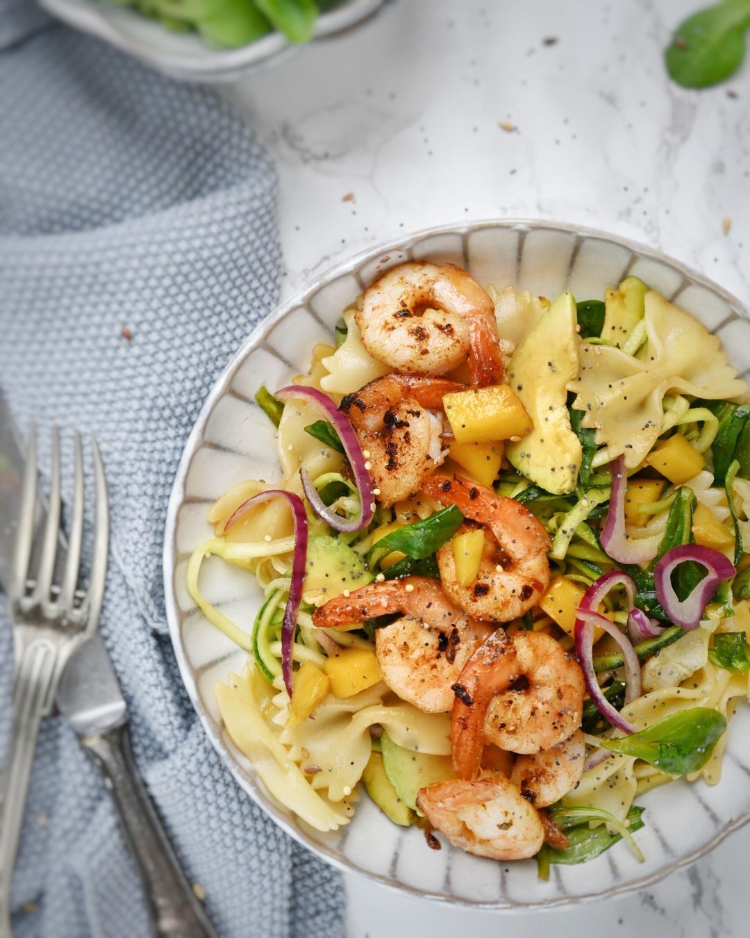 Farfalle salade met scampi, avocado en mango