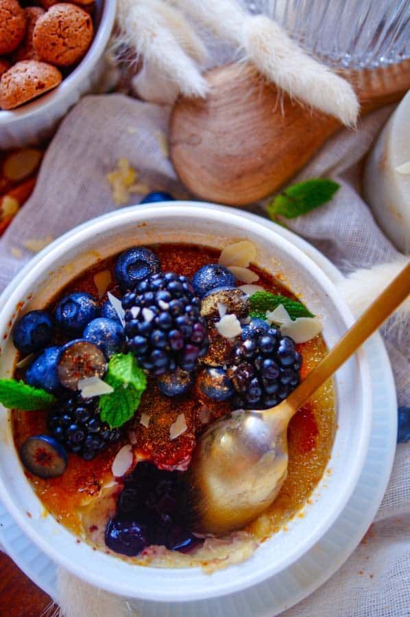 Crème brûlée with berries