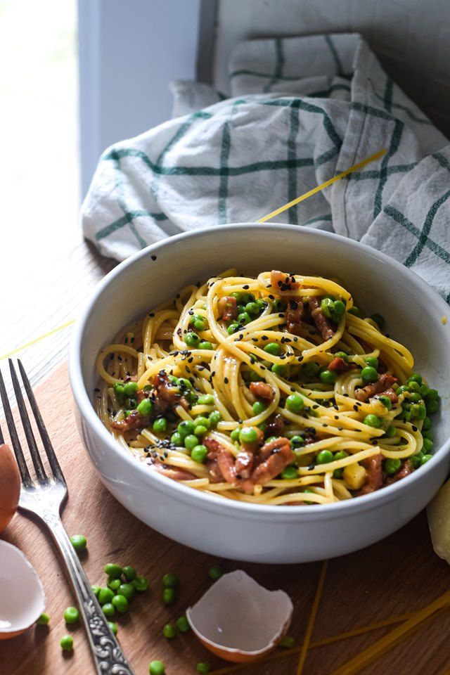 Carbonara spaghetti with peas