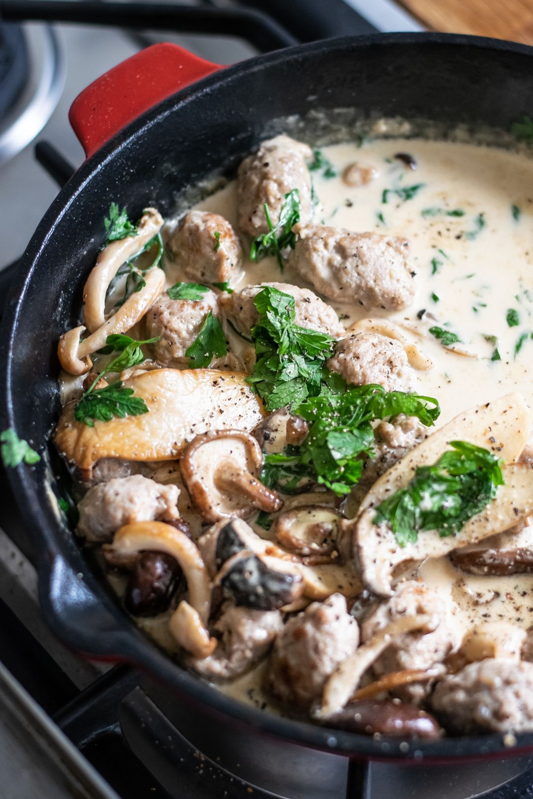 Cream sauce, meatballs and mushrooms