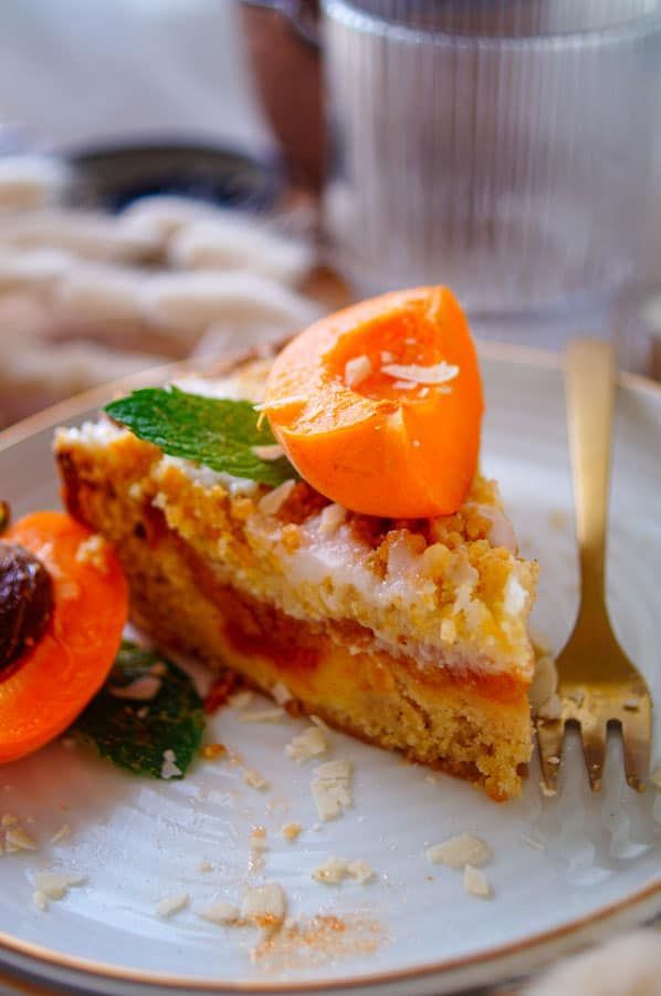 Cake with apricots and crumble