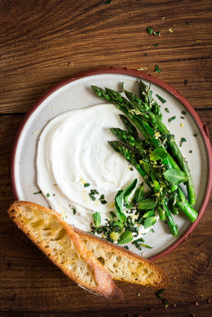 Snack with asparagus, goat cheese and mint gremolata