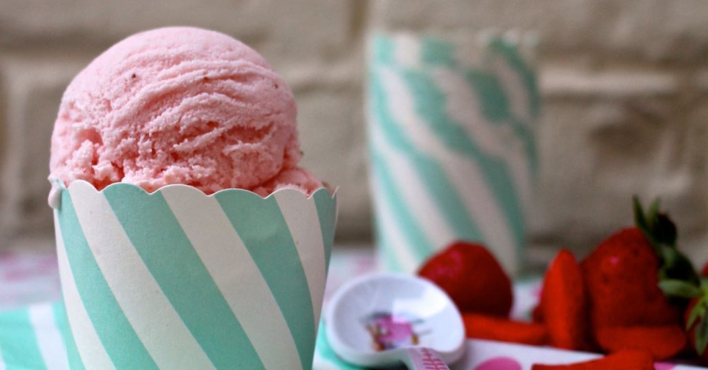 Frozen yogurt of strawberry and almond