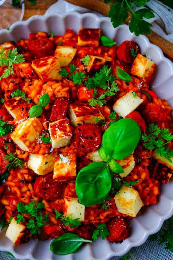 One-pot dish with rice, halloumi and chorizo