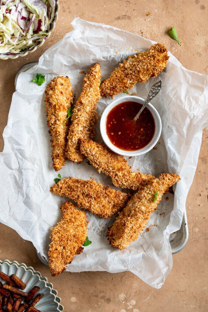 Crispy chicken fingers from the oven with chili sauce