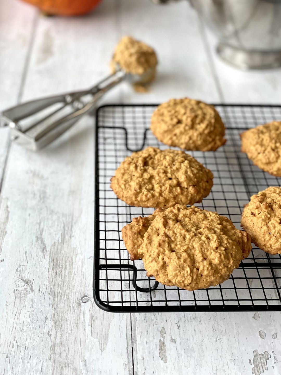 Quick pumpkin cookies with oat flakes