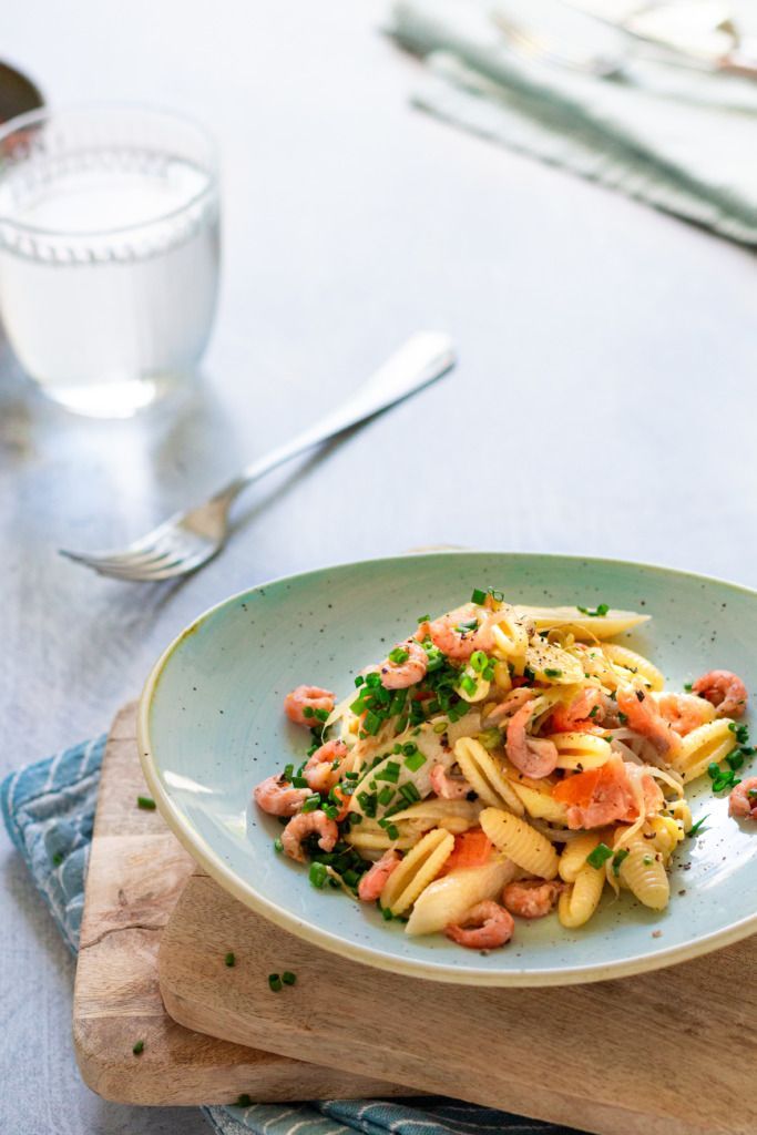 Asparagus with shrimp, smoked salmon and pasta