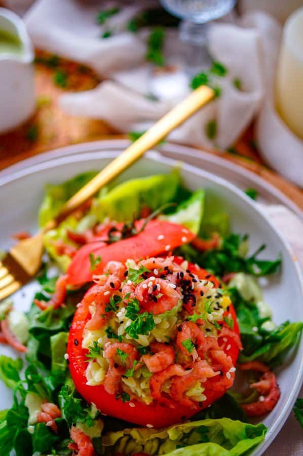 Stuffed tomatoes with pasta and shrimps