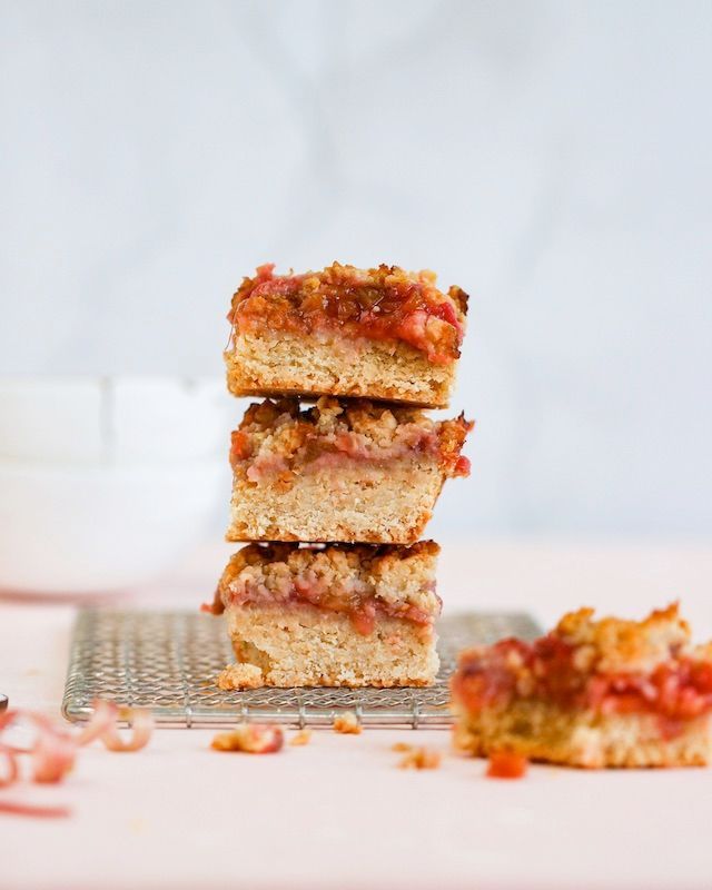 Rhubarb-strawberry crumble bars