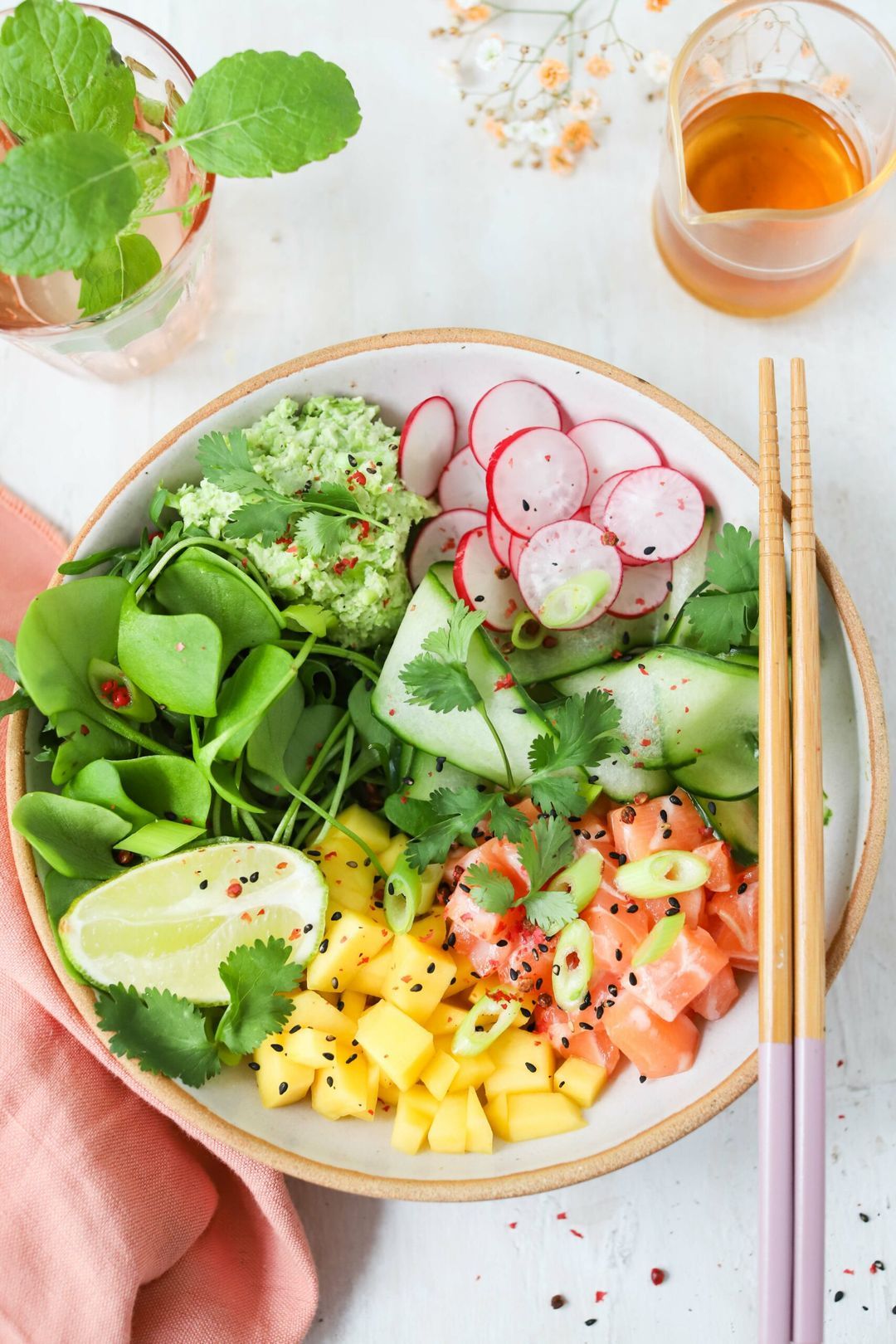 Pokébowl with mango, salmon and edamamedip