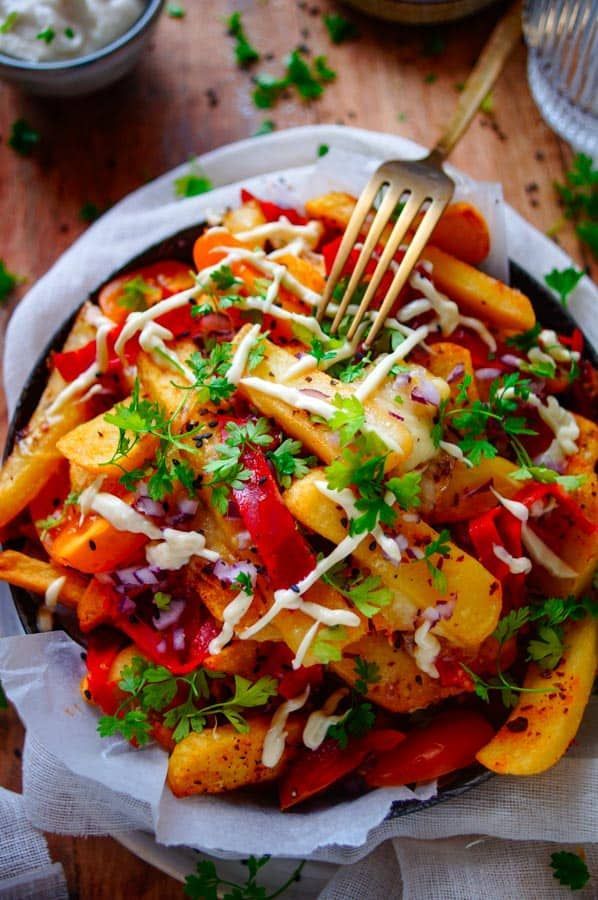 Loaded fries met chorizo en aioli