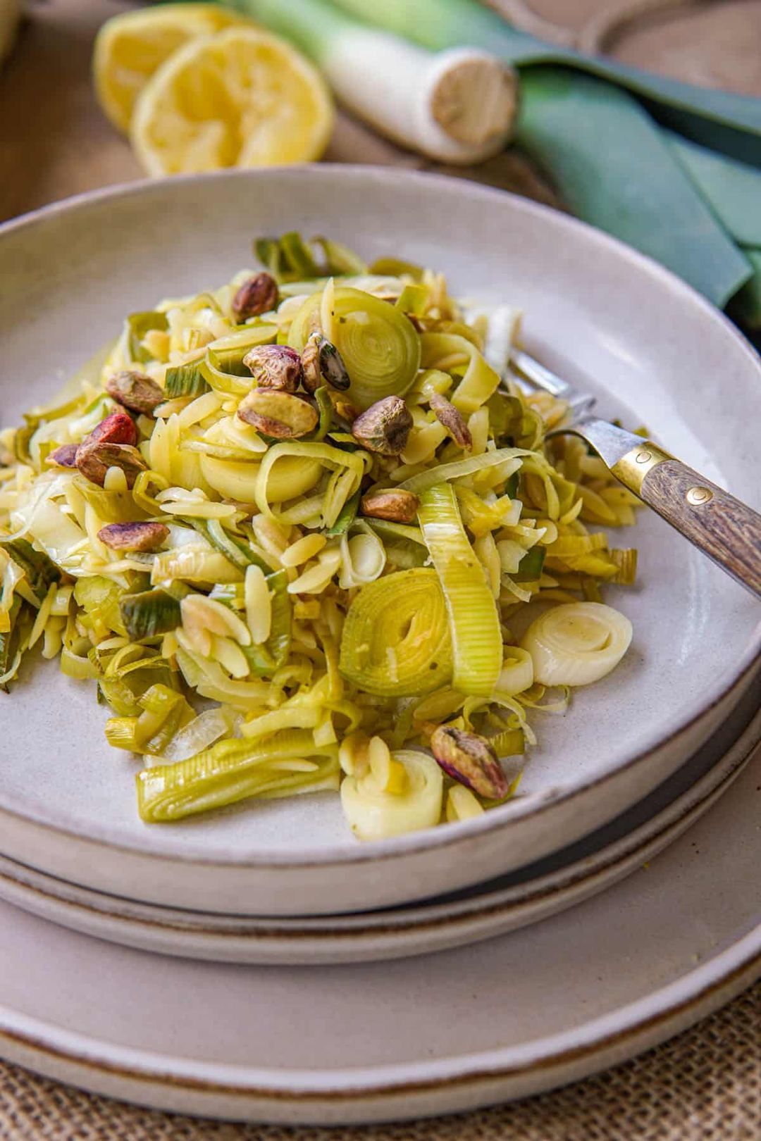 Vegan orzo with leek from the oven