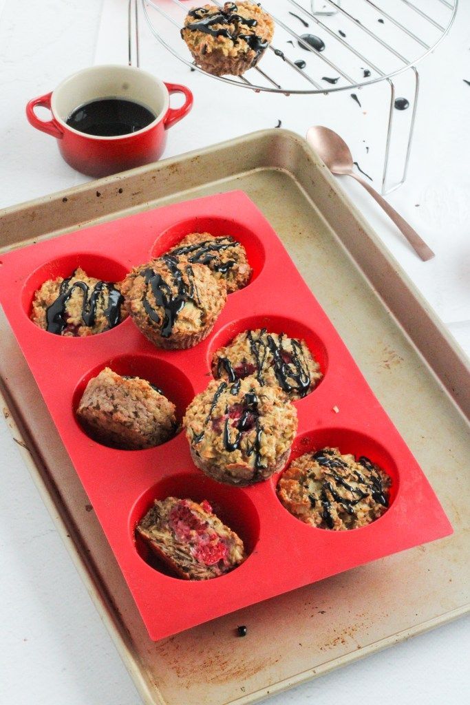 Two-tone oatmeal muffins with raspberries