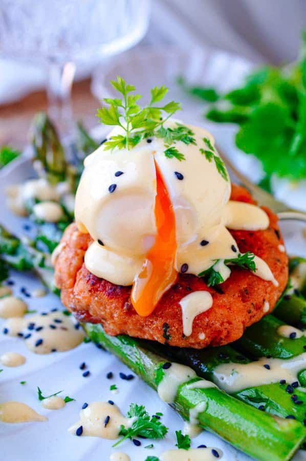 Eggs benedict with salmon and asparagus