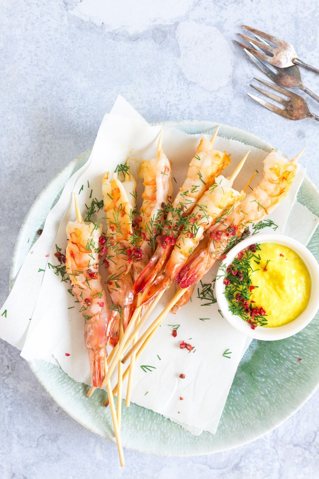 Snack with scampi, curry and apple