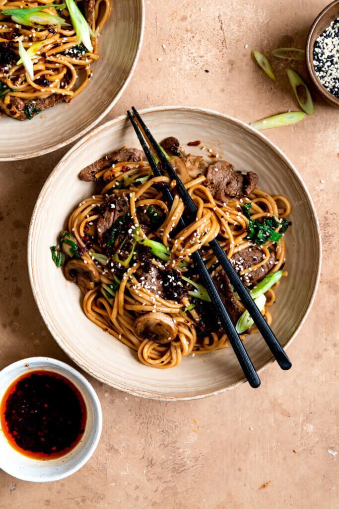 Noodles with steak and stir-fried vegetables