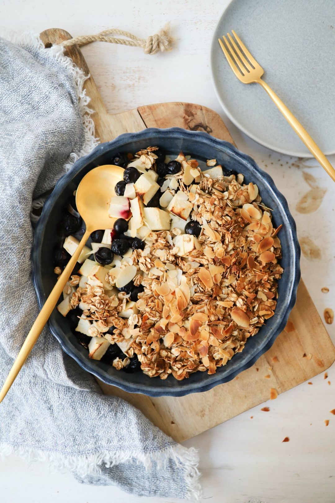 Oatmeal crumble with apple and blueberries