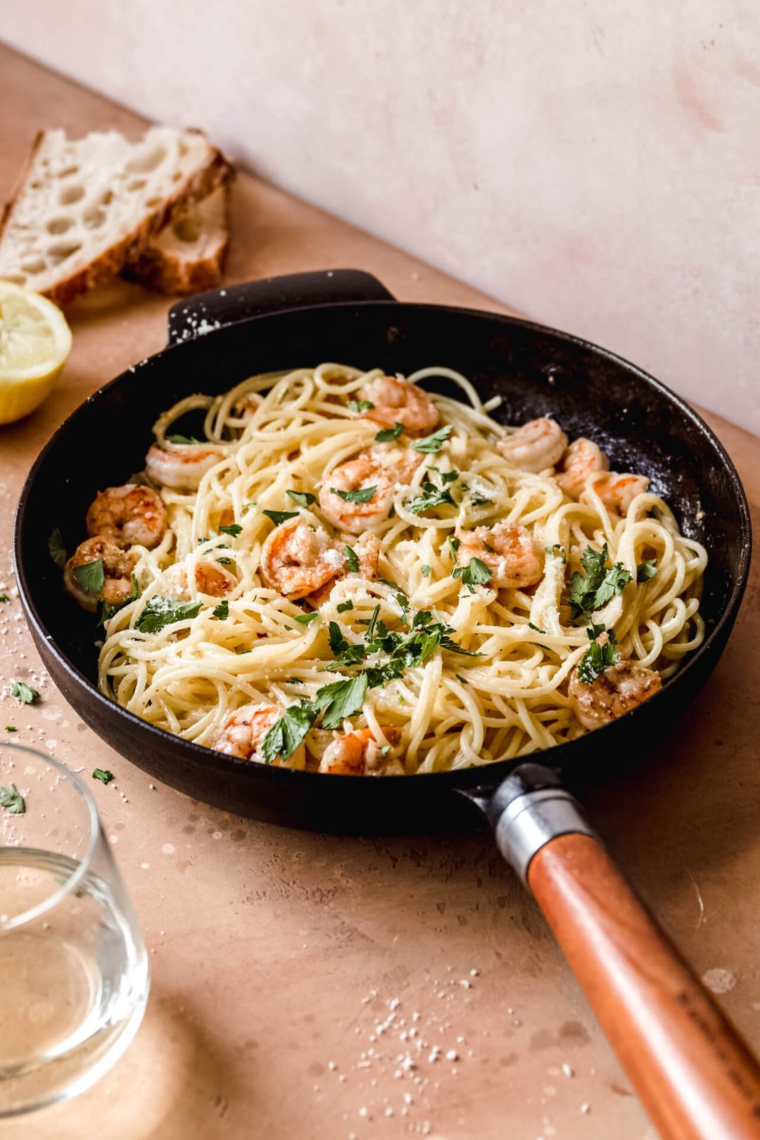 Spaghetti with shrimps in a creamy lemon sauce