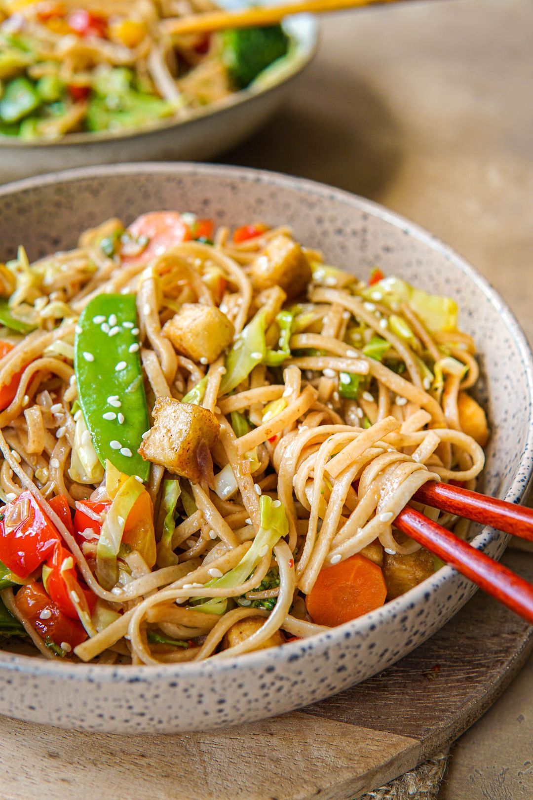 Vegan noodles with pointed cabbage, snow peas and tofu