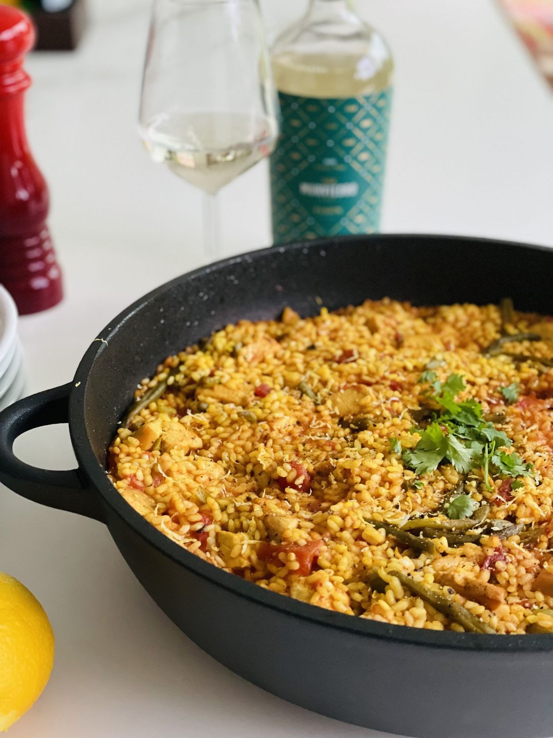 One-pan dish with chicken, rice and tomato