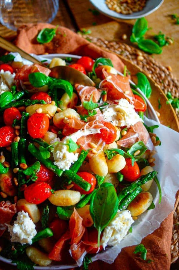 Gnocchi with pesto, sprinkles and ham