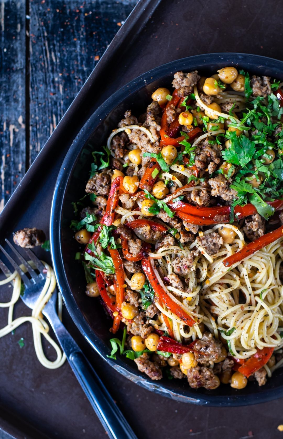 Spaghetti with garlic, minced meat and chickpeas