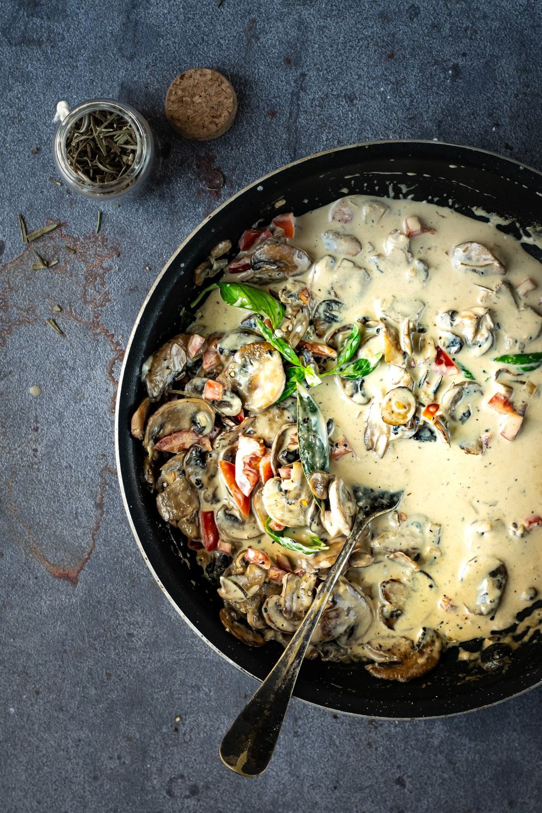 Mushroom sauce with roquefort and tomato