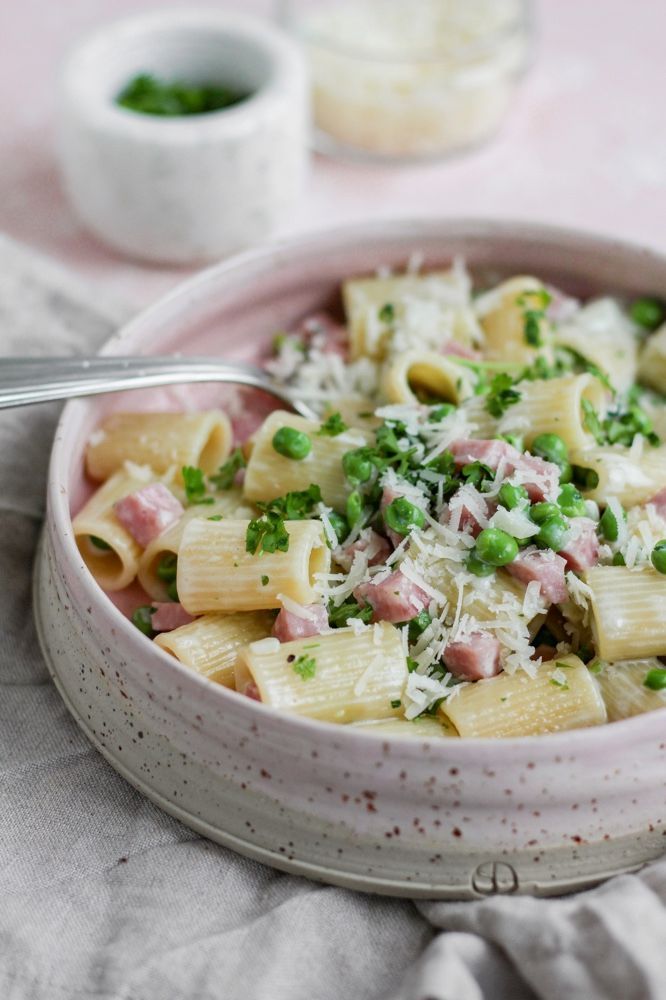 Quick pasta with ham and peas