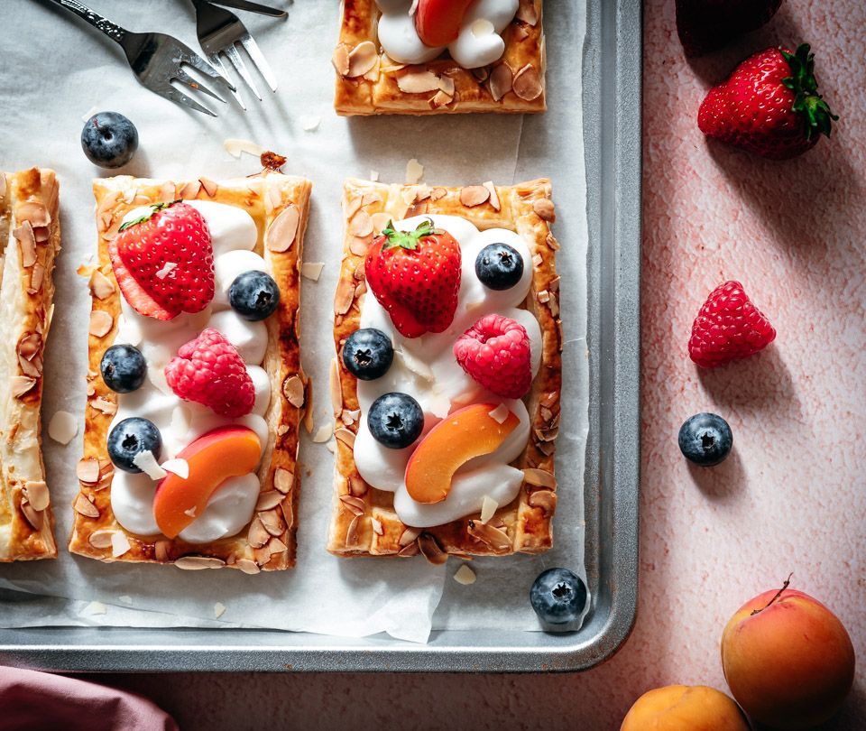 Puff pastry tarts with fruit