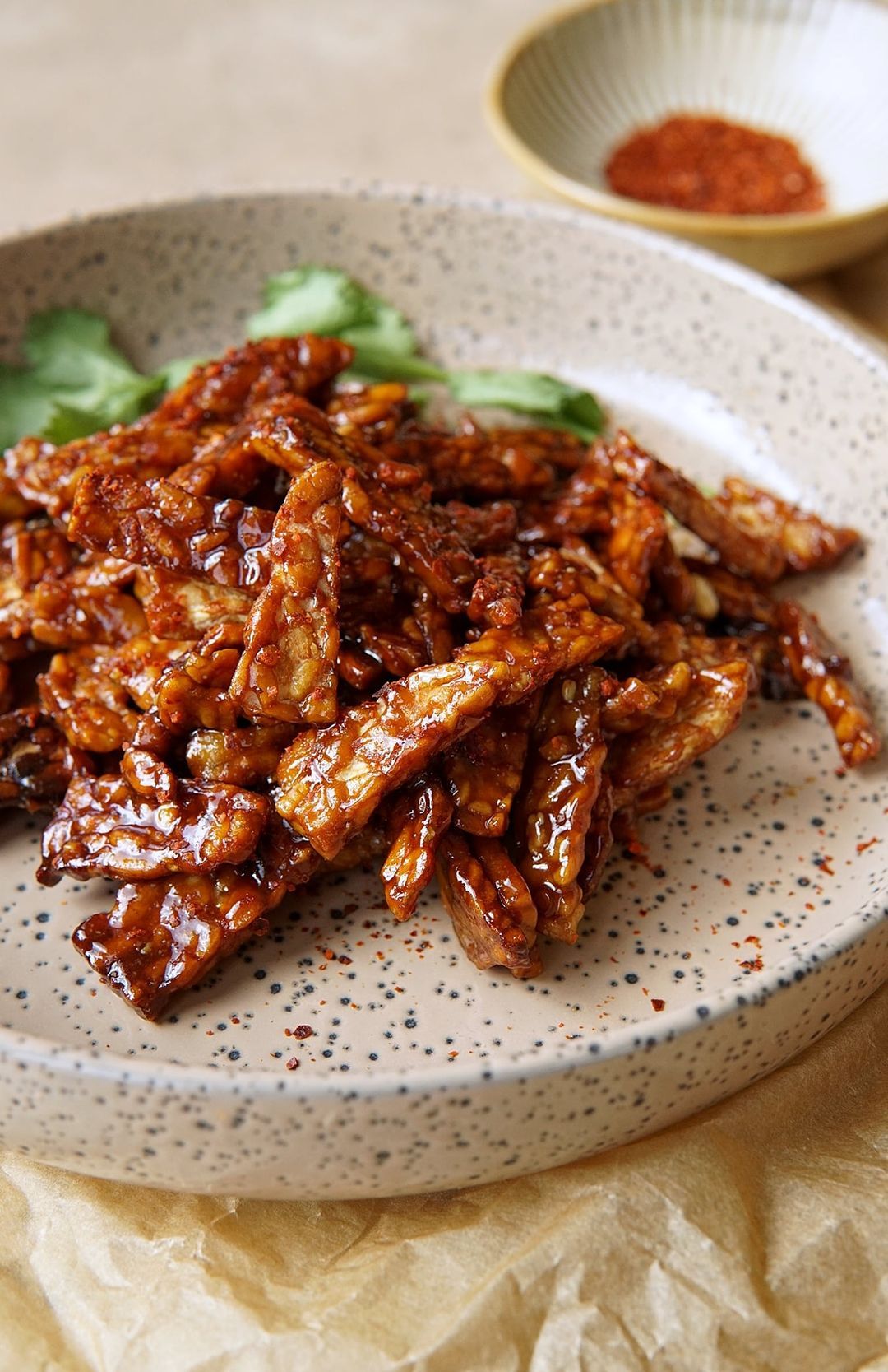 This is how you make the most delicious crunchy sticky tempeh