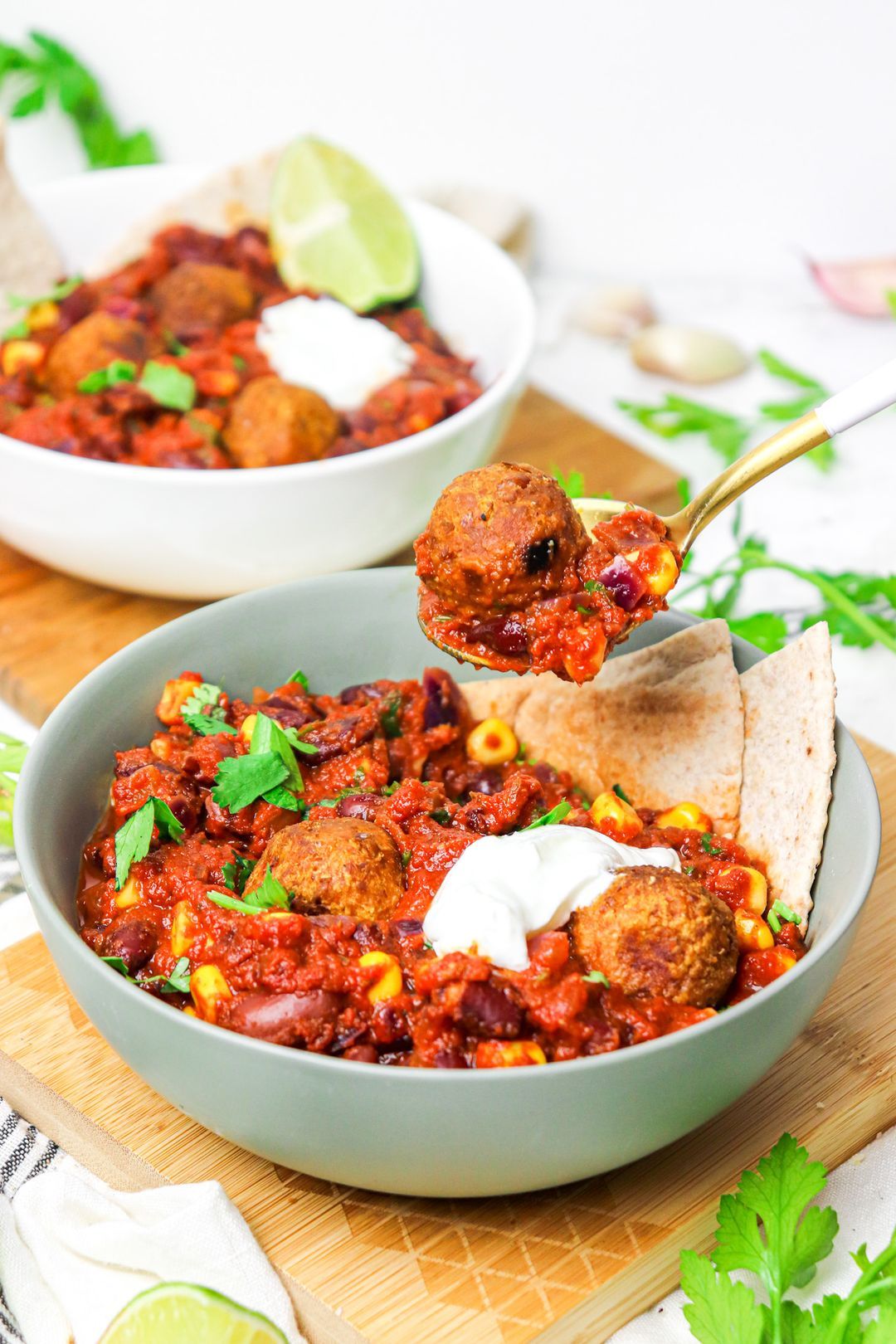 Chili sin carne with vegetable balls